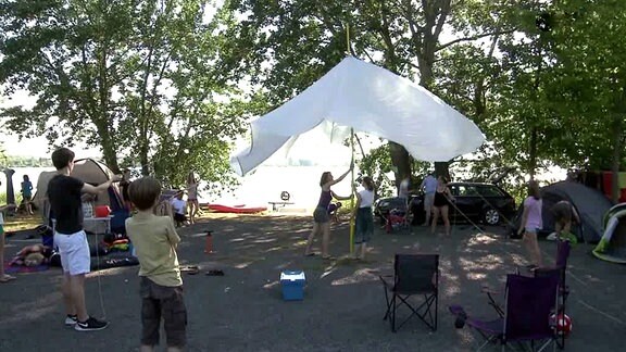 Camper richten sich auf einem Zeltplatz ein