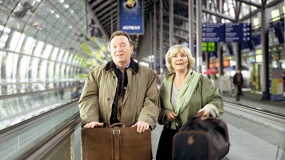 Ehrlicher (Peter Sodann, links) und Frederike (Annekathrin Bürger, rechts) im Leipziger Flughafen auf der Rolltreppe