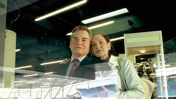 Hartmut Utz (Fritz Wepper, links) blickt mit seiner Frau Hannelore (Charlotte Schwab, rechts) auf ein Modell des Leipziger Zentralstadions