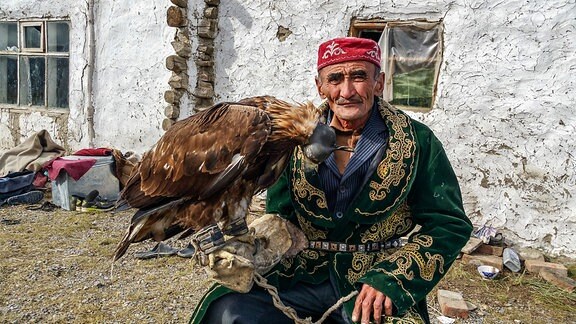 Manu, der mit dem Adler jagd. Er ist sehr geachtet im Westen der Mongolei. Seine Art der Jagd ist traditionell und bedeutet den Mongolen viel