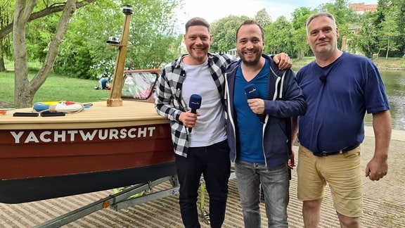 Robin Pietsch, Mario D. Richardt und Ralf Peine vor dem Boot