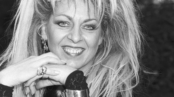 Schwarz-weiß-Porträt der Silly-Sängerin Tamara Danz aus dem Jahr 1991