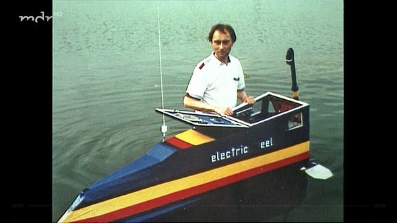 Ein Mann neben einem selbstgebauten U-Boot.