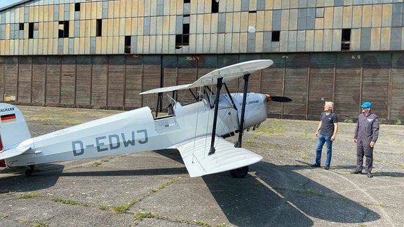 Die Bücker Jungmann war früher ein militärisches Schulungsflugzeug. Heute ist das Flugzeug ein Oldtimer, der in Großenhain abhebt.