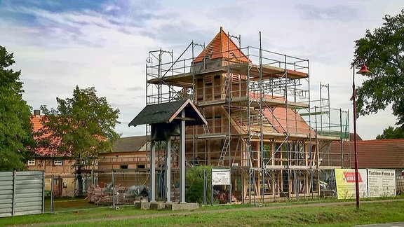 Bau an einer eingerüsteten Kirche