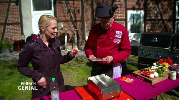 Henriette Fee Grützner probiert den neuen Grill