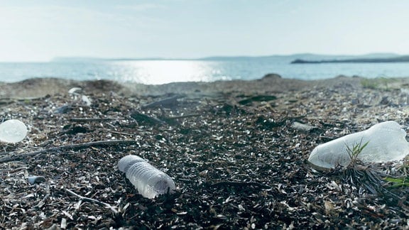 Eine Plastikflasche am Strand