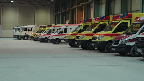 Rettungsdienstfahrzeuge in einer Halle