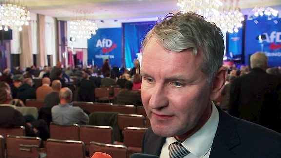 Der Thüringer AFD-Vorsitzende Björn Höcke vor einer Parteiveranstaltung im Interview