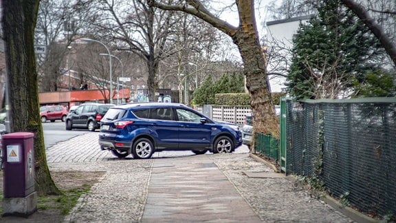 Falschparker verstellen Fußgängerüberweg an einer Kreuzung