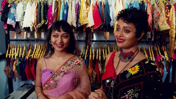 Zwei Frauen in einem Fashionshop.