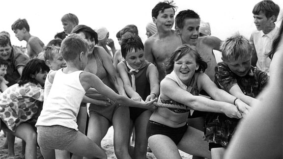 Kinder aus Polen und der DDR 1967 in einem Internationalen Pionierlager beim Tauziehen