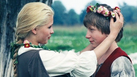 Nach dem Märchen "Die Gänsemagd" der Gebrüder Grimm Bald freundet sich der Hütejunge Kürdchen (Karsten Janzon) mit der neuen Gänsemagd, der wahren Prinzessin Aurinia (Dana Moravkova), an.