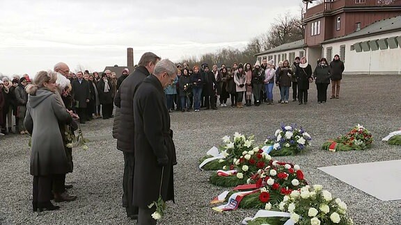 In der Gedenkstätte Buchenwald bei Weimar hat eine Feierstunde zum Gedenken an NS-Opfer stattgefunden. Überlebende und Vertreter der Thüringer Politik legten Kränze und Blumen nieder.