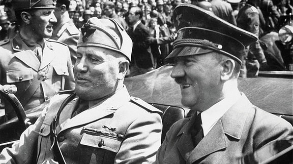Adolf Hitler (rechts) und Benito Mussolini während des Besuchs des italienischen Diktators in Deutschland (ca. 1941). 