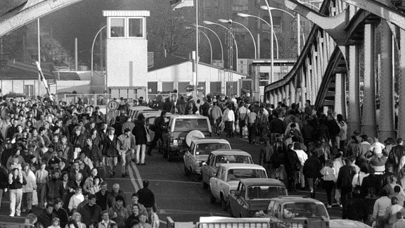 Der Grenzübergang Bornholmer Straße am 11. November 1989