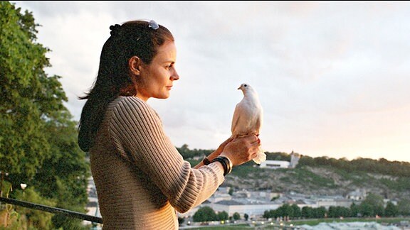 Paula (Elisabeth Lanz) mit Taube in der Hand