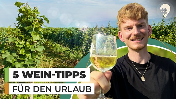 Ein Mann mit einem Glas Wein