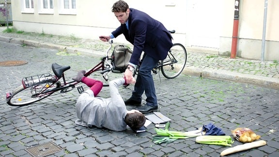 Dr. Niklas Ahrend hilft einer gestürzten Radfahrerrin