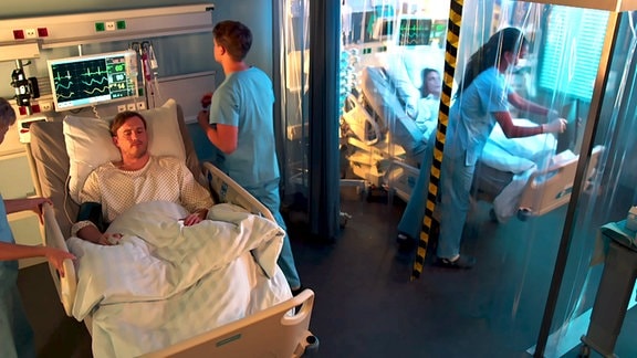 Eurotransplant-Courier Henning Kühn hatte einen Unfall und liegt nun neben Langzeitpatientin Sarah Jahn, deren Spenderleber er gebracht hat, auf der Intensivstation.