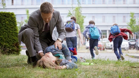 Dr. Rolf Kaminski (Udo Schenk) geht dazwischen, als Rico Graf (Oliver Szerkus, liegend) von anderen Kindern verprügelt wird.