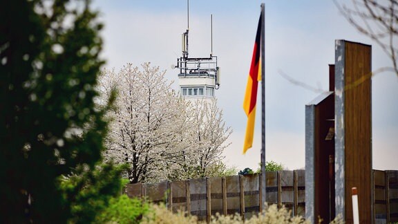 Unterwegs auf dem Grünen Band Blick auf den ehemaligen Grenzturm der DDR Grenztruppen am Point Alpha in der Rhön zwischen Thüringen und Hessen.