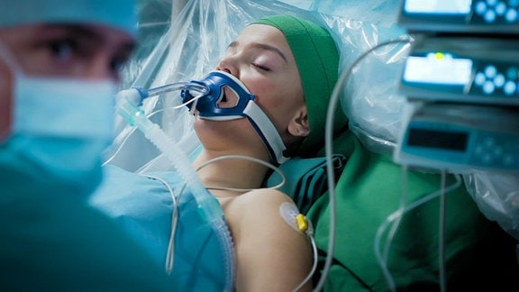 junge Frau während einer Operation