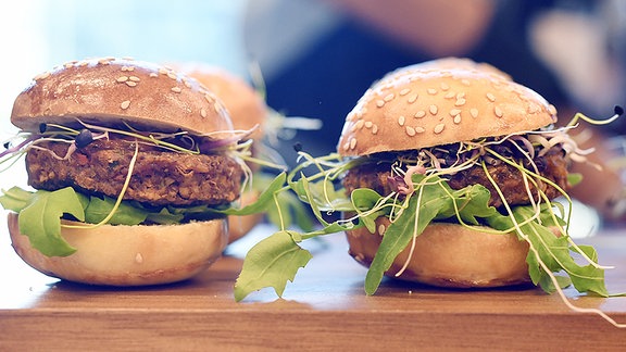 3 Burger stehen in Zürich (Schweiz) zur Verkostung bereit. Verkostet werden Burger und Meatballs mit Mehlwürmern als Zutaten.