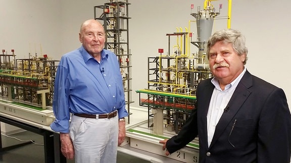Theo Wacker (links), damals der leitenden Bauingenieur des Industrieanlagenbauer UHDE und Klaus-Dieter Heinze, Chemieingenieur aus der DDR und einer der Projektleiter treffen sich nach 40 Jahren zum ersten Mal wieder.