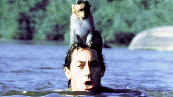 Robert Cavanah als Tom mit seinem Affen Hanou