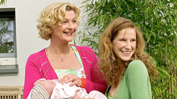 Gila (Saskia Vester, li.) mit ihrer Stieftochter Maja (Chiara Schoras) und deren Baby.