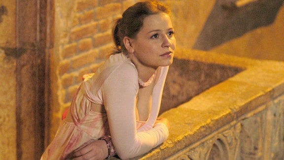 In ihrem Liebeskummer fühlt Sara (Theresa Scholze) sich in Verona fast wie Shakespeares Julia...