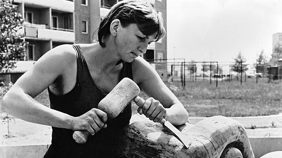Renate Müller beim Bau eines Spielplatzes in den 80ern.