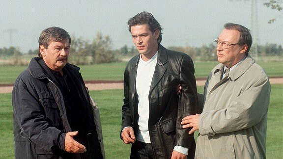 Der Kommissar Schneider (Wolfgang Winkler) und Schmücke (Jaecki Schwarz) beim Ortstermin mit Lukas (Tom Mikulla).