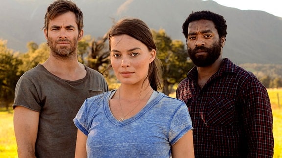 Ann (Margot Robbie), John (Chiwetel Ejiofor, r.) und Caleb (Chris Pine) werden zu einer unfreiwilligen Schicksalsgemeinschaft.