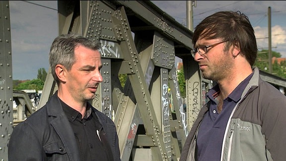 Frank Ebert (li.) und Riccardo Barkawitz (re.) auf der Bornholmer Brücke in Berlin.