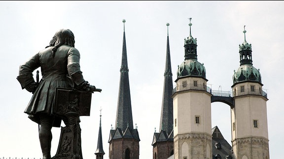 Händeldenkmal und Marktkirche in Halle.