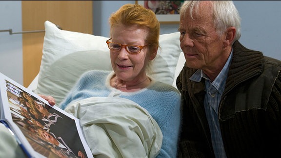 Während ihres Aufenthaltes in der Klinik lernt Heidrun (Renate Schroeter) Otto Stein (Rolf Becker) kennen, der in dieser schwierigen Situation ihr Vertrauter wird.