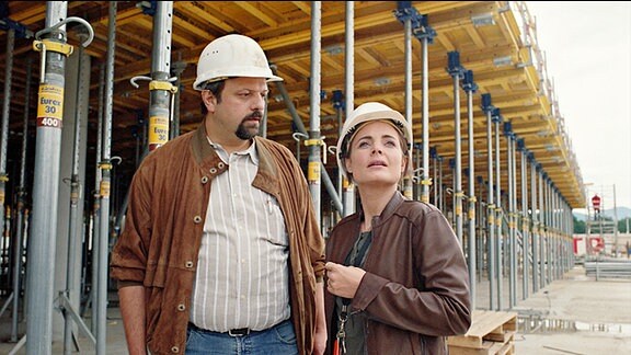 Bauleiter (Klaus Ortner) und Paula (Elisabeth Lanz)