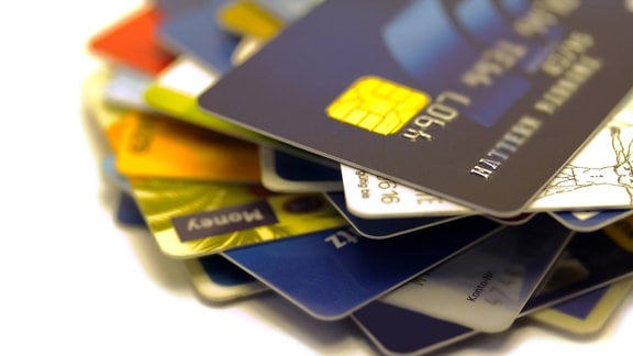Stapel verschiedener Kredit- und Gesundheitskarten