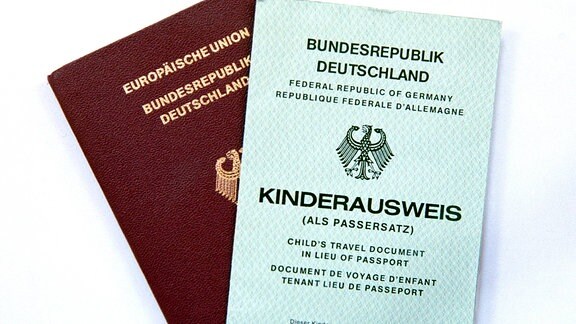 Reisepass der Europäischen Union und Kinderausweis der Bundesrepublik Deutschland