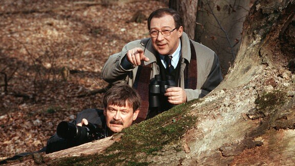 Die Kommissare Schneider (Wolfgang Winkler, li.) und Schmücke (Jaecki Schwarz) observieren einen Verdächtigen.