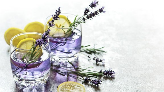 Getränk mit Zitrone und Lavendelblüten
