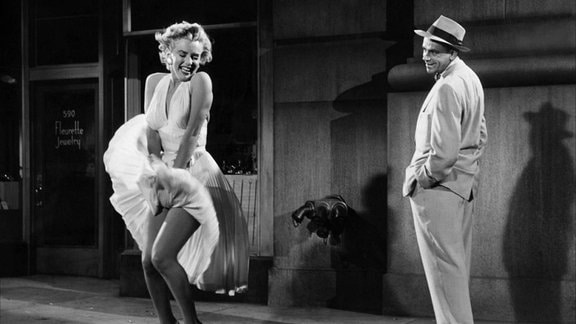 Marilyn Monroe neben Tom Ewell während der Dreharbeiten für den Film