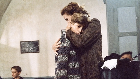 Der Junge Pierre Morhange (Jean-Baptiste Maunier) umarmt  seine Mutter Violette (Marie Bunel).