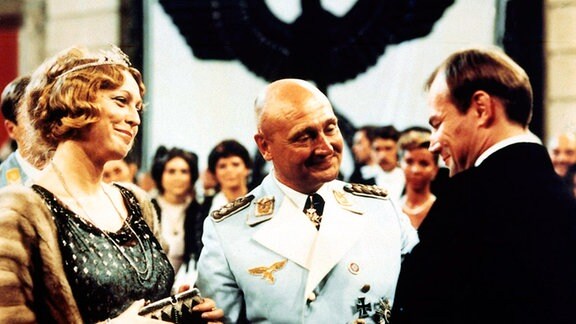 Der Schauspieler Hendrik Höfgen (Klaus Maria Brandauer, r.) fühlt sich durch die Aufmerksamkeit des Generals (Rolf Hoppe) und dessen Freundin Lotte Lindenthal (Christine Harbort) geschmeichelt.