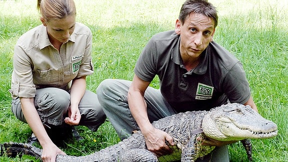 Tierpfleger Conny (Thorsten Wolf, r.) und Tierpflegerin Anett (Anna Bertheau, l.) machen sich Sorgen um Krokodil Konrad.