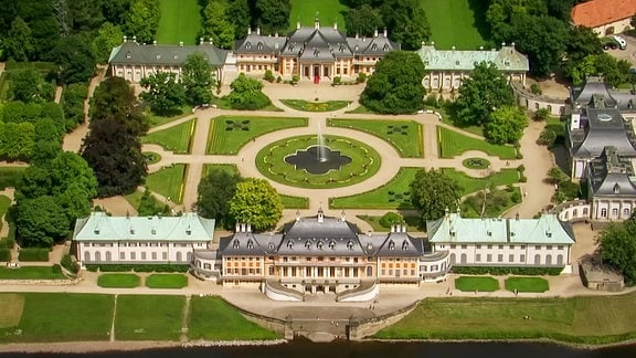 Schloss Pillnitz von oben, umgeben von einem großen, symmetrisch angelegten Park