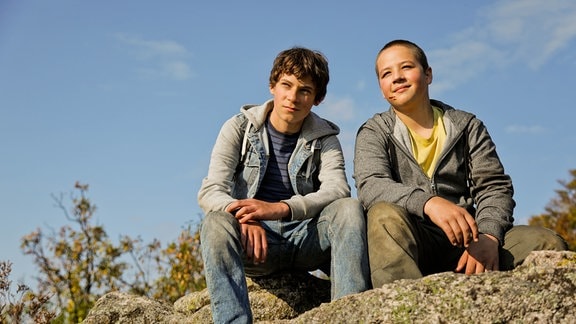 Paul (Levi Eisenblätter, links) und Max (Jonas Oeßel, rechts)