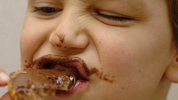Kleiner Junge isst ein Nutellabrot